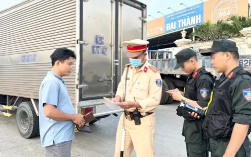 Xử lý nghiêm tài xế bị tước bằng, hết điểm vẫn lái xe