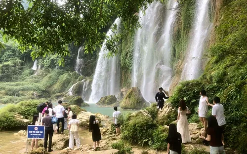 Thác Bản Giốc hút khách dịp lễ: Vẻ đẹp biên cương làm say lòng du khách