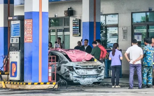 Ô tô phát nổ khi vào đổ xăng ở Đà Nẵng, 2 người tử vong