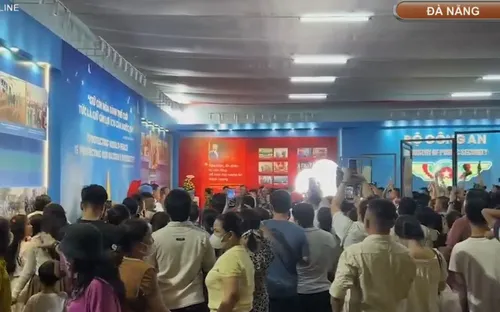 Các đại biểu tham quan triển lãm "80 năm An ninh nhân dân – Lá chắn bình yên"