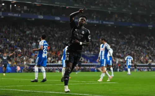 Real Madrid hạ Espanyol, buộc Barcelona hoãn ngày đăng quang La Liga