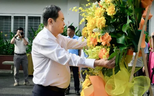 Chủ tịch Quốc hội Trần Thanh Mẫn dâng hương tại Dinh quận Hóc Môn