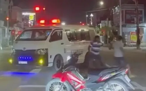 Bắt đối tượng chém 2 người rồi truy đuổi, đập phá xe cứu thương suốt 10km