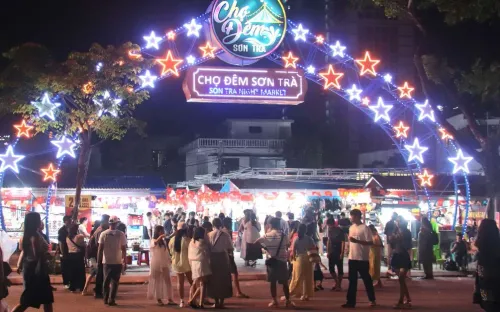 Chợ đêm Sơn Trà hút hàng nghìn du khách mỗi tối, thành điểm hẹn sôi động bên sông Hàn