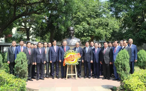 Tổng Bí thư, Chủ tịch nước Tô Lâm đặt vòng hoa tưởng niệm Mahatma Gandhi và Chủ tịch Hồ Chí Minh tại New Delhi