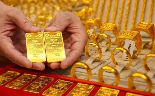 Giá vàng bật tăng mạnh, trong nước vọt thêm 2,5 triệu đồng/lượng