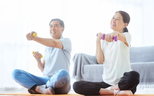 Cách giảm đau khớp ở người lớn tuổi khi giao mùa