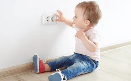 Xử trí trẻ bị điện giật như thế nào?
