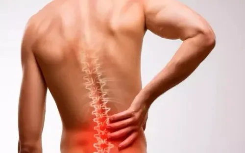 Đau lưng kéo dài kèm dấu hiệu bất thường có thể cảnh báo ung thư