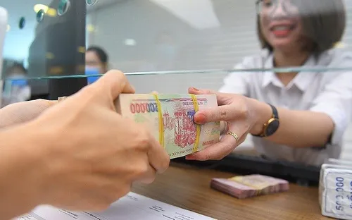 Tiền gửi ngân hàng giảm mạnh đầu năm, nhiều nhà băng chịu áp lực thanh khoản