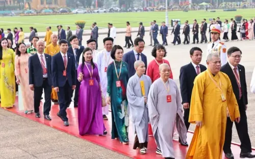Đại biểu dự Đại hội MTTQ Việt Nam lần thứ XI vào Lăng viếng Chủ tịch Hồ Chí Minh