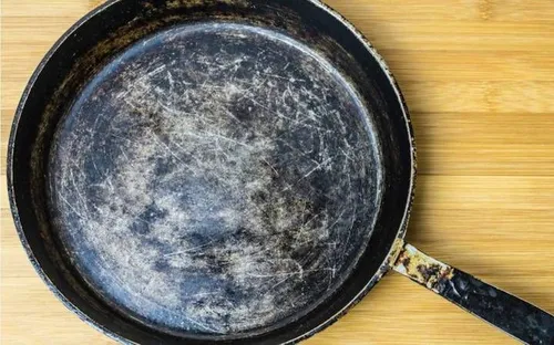 Chảo chống dính trầy xước có thể phát tán hàng triệu hạt vi nhựa vào thực phẩm