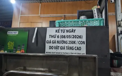 Từ quán cơm đến cà phê lề đường đều than khó giữ giá bán như cũ