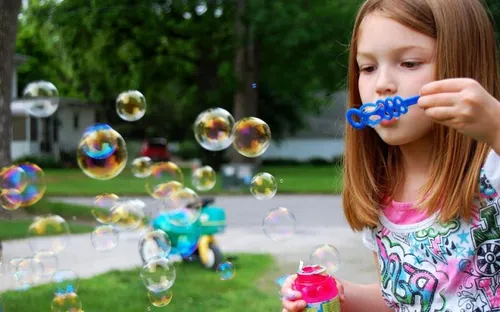 Bé trai nhập viện cấp cứu sau khi chơi thổi bong bóng xà phòng
