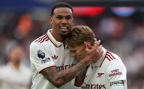 Arsenal thắng nghẹt thở West Ham United, tiến gần chức vô địch Premier League
