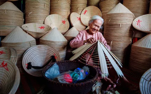 Nghề làm nón lá: Nét duyên thầm trong trang phục truyền thống Việt