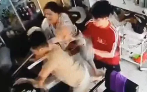 Công an xác minh vụ người phụ nữ ôm con nhỏ bị hành hung ở Hà Nội