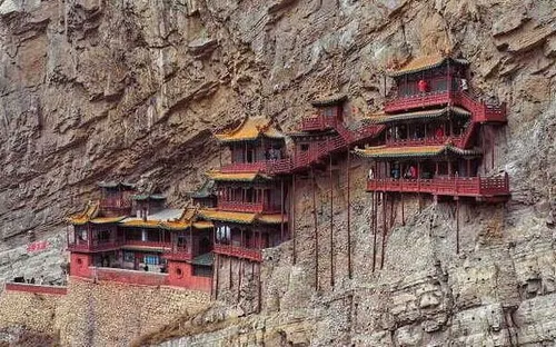 Ngôi chùa nghìn năm tuổi treo lơ lửng trên vách núi ở Trung Quốc
