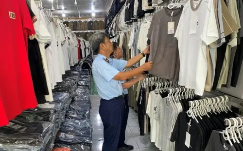 Tiếp tục bắt hàng giả tại trung tâm Saigon Square và chợ Bến Thành