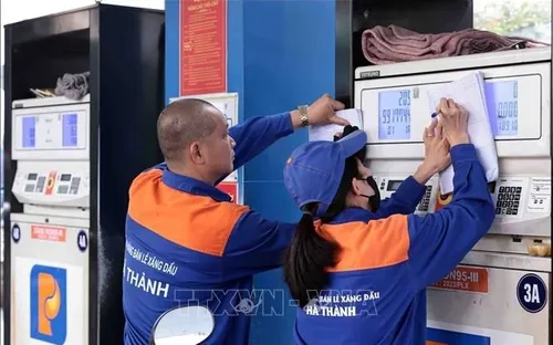 Giá xăng dầu hôm nay (15-5): Xăng RON95 về sát 24.000 đồng/lít