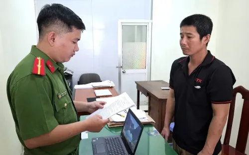 Khởi tố nam công nhân trộm 2 đôi giày thành phẩm của công ty ở An Giang