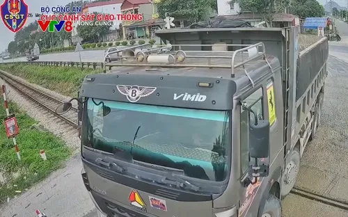 Xe tải húc rào chắn, tháo chạy trước mũi tàu hỏa