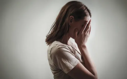 Ám ảnh “thua kém bạn bè” đang đẩy nhiều người trẻ vào khủng hoảng tinh thần