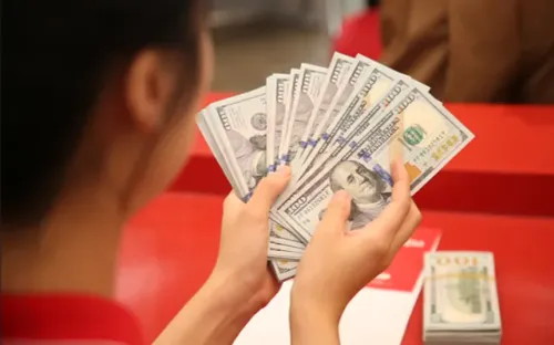 Giá USD ngân hàng neo kịch trần, đồng bạc xanh tăng mạnh trên thị trường quốc tế