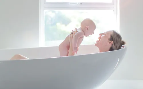 Sau sinh bao lâu thì được tắm gội?