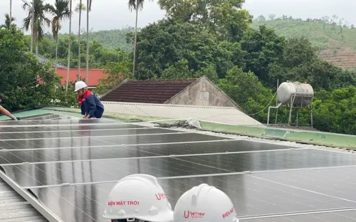 Giá tấm pin năng lượng, pin lưu trữ đồng loạt tăng giữa "cơn sốt" lắp điện mặt trời mái nhà