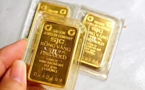 Giá vàng "bốc hơi" hơn 30 triệu đồng/lượng từ đỉnh, người mua lỗ nặng