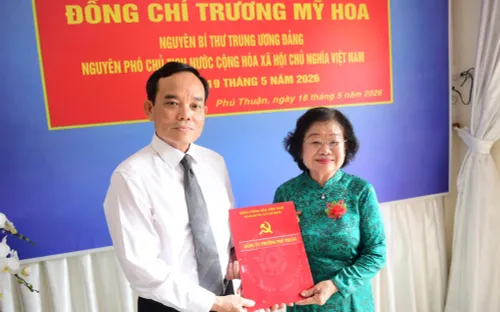 Bí thư Thành ủy TP Hồ Chí Minh trao Huy hiệu 65 năm tuổi Đảng cho nguyên Phó Chủ tịch nước Trương Mỹ Hoa