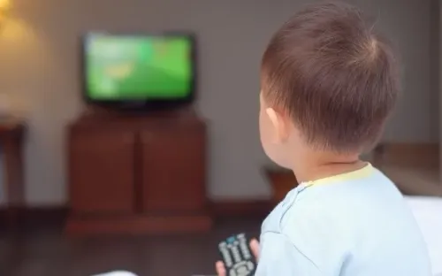 Trẻ lệ thuộc thiết bị điện tử dễ chậm nói, rối loạn hành vi