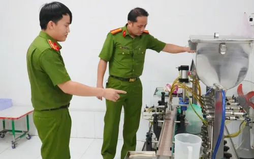 Triệt phá đường dây sản xuất hơn 27.000 chai dầu gió giả nhãn hiệu Eagle Brand
