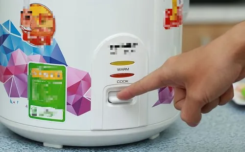 Có nên giữ cơm trong nồi điện bằng chế độ hâm nóng suốt nhiều giờ?