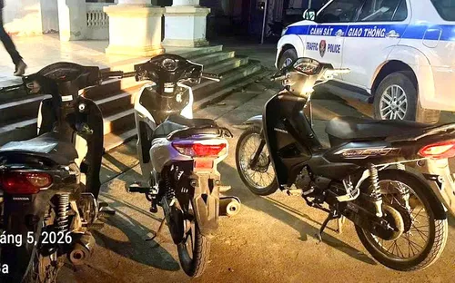 Thanh Hóa bắt nhóm thanh thiếu niên đi xe không biển số, mang dao kiếm “diễu phố”