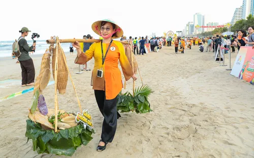 Diễu hành ẩm thực “Gánh vị Đà Nẵng” tạo điểm nhấn tại Lễ hội Đà Nẵng Food Tour 2026