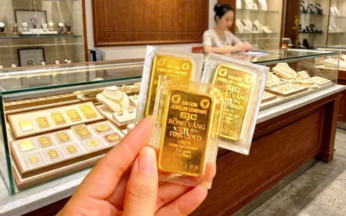 Giá vàng thế giới lao dốc, vàng SJC trong nước rơi xuống đáy 2 tháng
