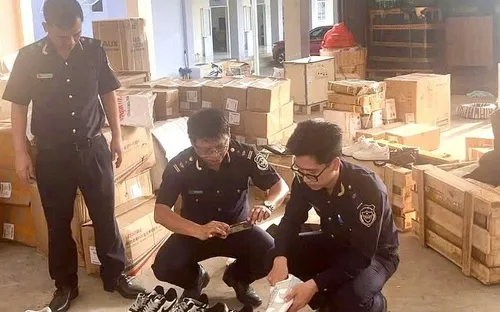 Hải quan liên tiếp phát hiện nhiều lô hàng nghi giả mạo nhãn hiệu tại cửa khẩu Tà Lùng và Bình Hiệp