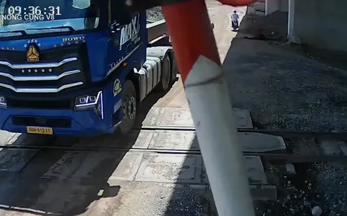 Phạt tài xế vượt đường ngang khi đèn đỏ bật sáng