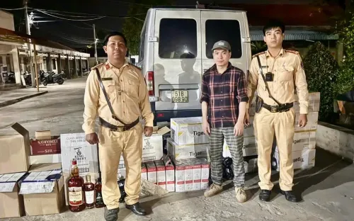 CSGT Tây Ninh phát hiện xe tải chở nhiều rượu ngoại và thuốc bảo vệ thực vật nghi nhập lậu