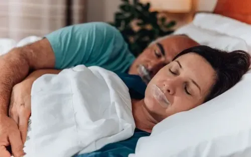 Ngủ ngáy có nên dán miệng khi ngủ không? Chuyên gia cảnh báo điều cần biết