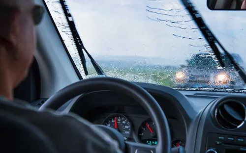 Kỹ năng lái ô tô an toàn trong ngày mưa tài xế cần biết