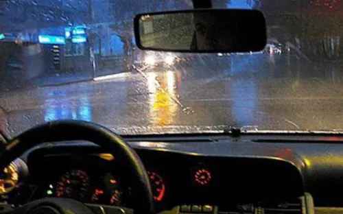 7 mẹo giúp lái ô tô an toàn hơn trong ngày mưa