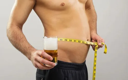 Vì sao uống bia dễ gây béo bụng?