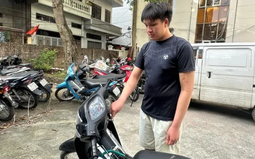 Khởi tố 2 đối tượng chuyên trộm xe máy, phá khóa chưa đầy một phút tại Hà Nội