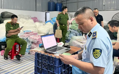 Phát hiện cơ sở sản xuất hàng chục nghìn gói băng vệ sinh giả tại Hưng Yên