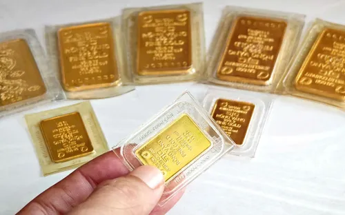 Giá vàng trong nước đồng loạt hạ nhiệt, SJC lùi sát ngưỡng 160 triệu đồng/lượng