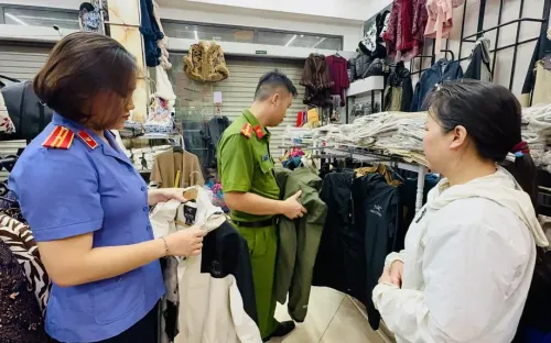 Khởi tố 2 chủ cơ sở kinh doanh bán hàng giả loạt thương hiệu nổi tiếng tại Lào Cai