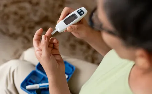 Người tiểu đường cần làm gì để kiểm soát đường huyết trong ngày nắng nóng?
